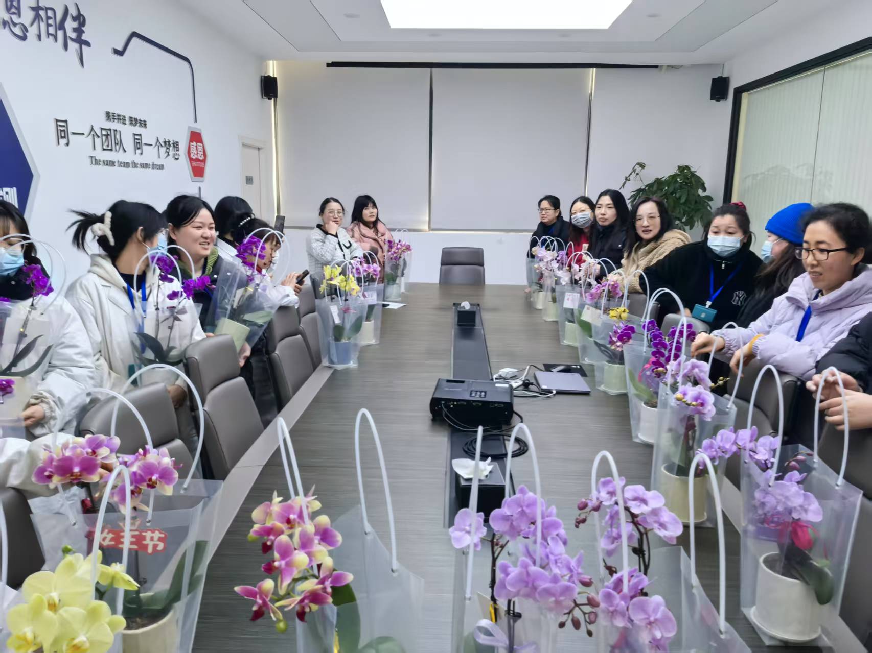 華寰檢測(cè)：春風(fēng)送暖，花香滿(mǎn)溢——記三八婦女節(jié)的溫馨時(shí)刻